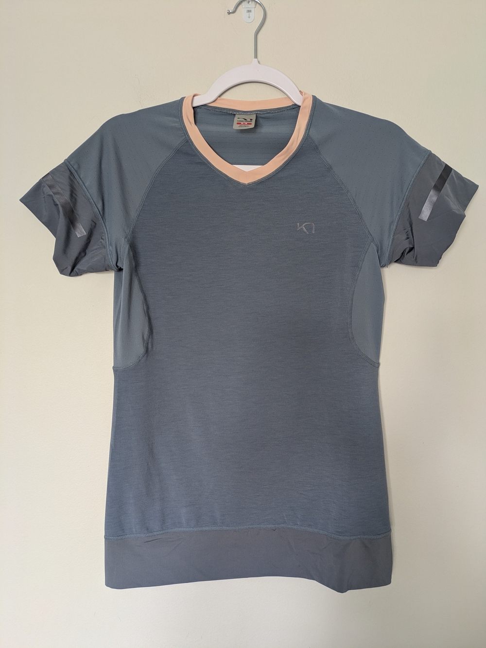 Kari Traa Womens Slate Blue V-Neck Performance Tee with Peach Trim Sz M